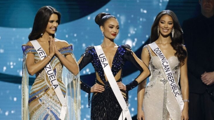 las tres finalistas en el concurso de Miss Universo en su edición 71 con trajes de noche