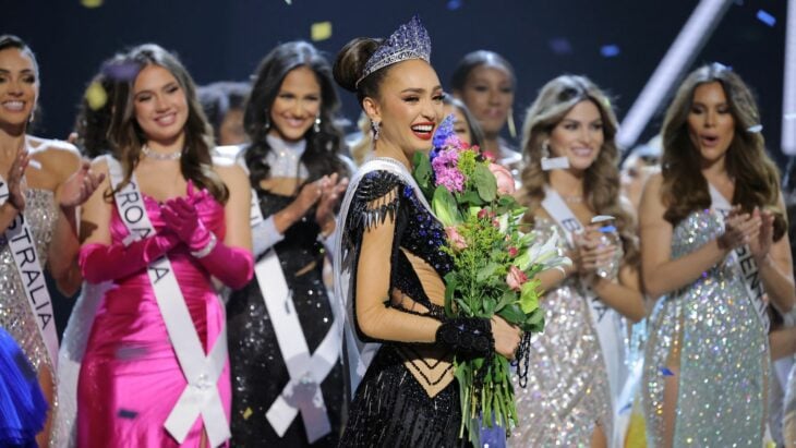 concursantes y ganadora del Miss Universo edición 71 R’Bonnye Gabriel en un momento del certamen 