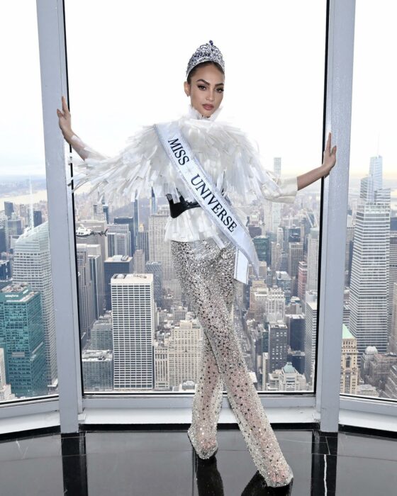  R'Bonney Nola Gabriel miss universo posando en un ascensor mientras se ven algunos edificios detrás 