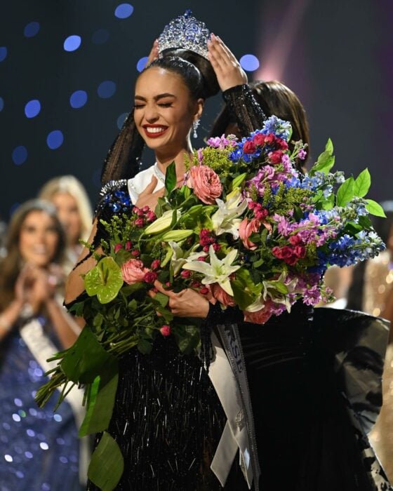 R'Bonney Nola Gabriel siendo coronada durante el certamen de Miss Universo 