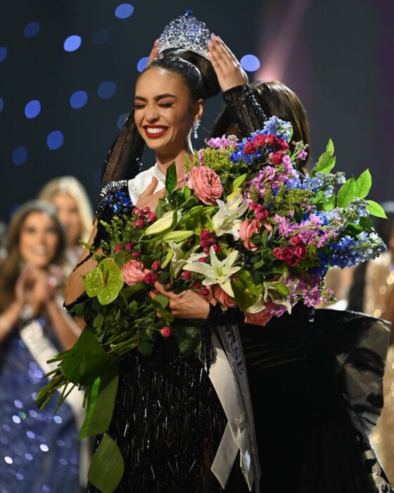 R'Bonney Nola Gabriel siendo coronada durante el certamen de Miss Universo 