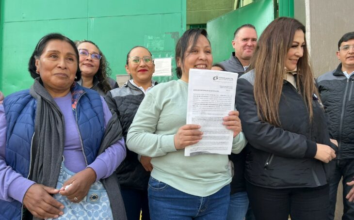 Mujer afuera del reclusorio femenil en el Estado de México después de haber sido puesta en libertad 