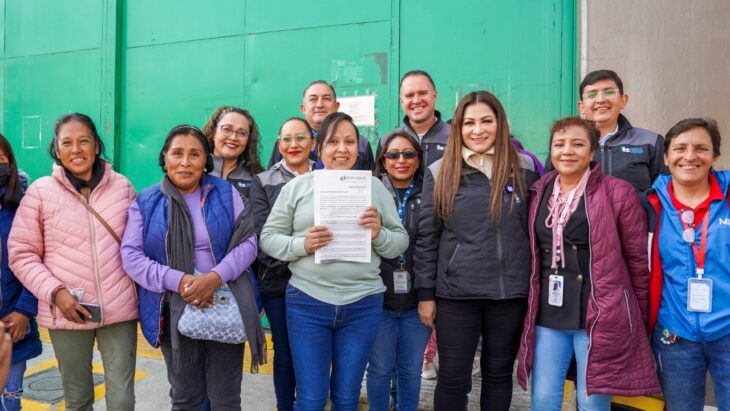 mujer con su acta de libertad rodeada de muchas personas a las afueras del reclusorio femenil del Estado de México 