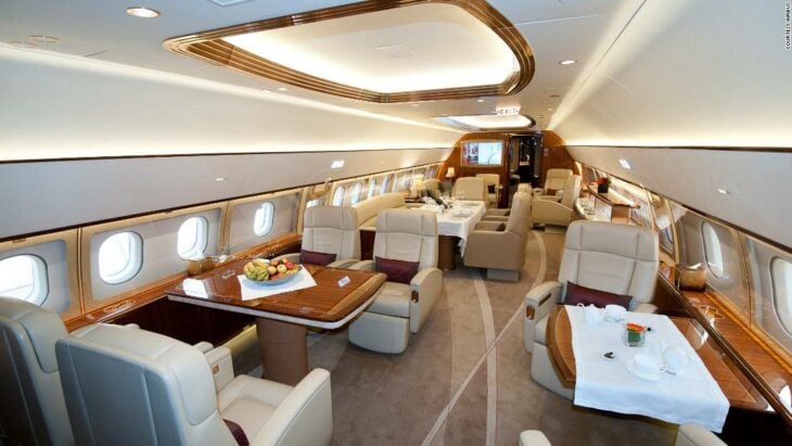 interior de un jet privado con alimentos servidos