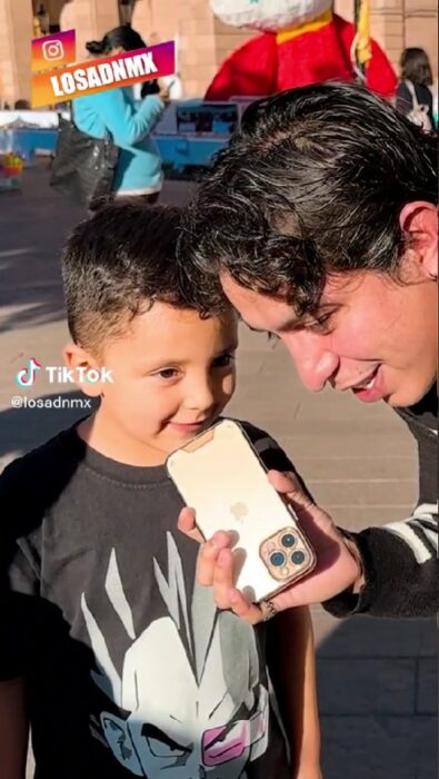 captura de pantalla de un influencer entrevistando a un niño en la calle 