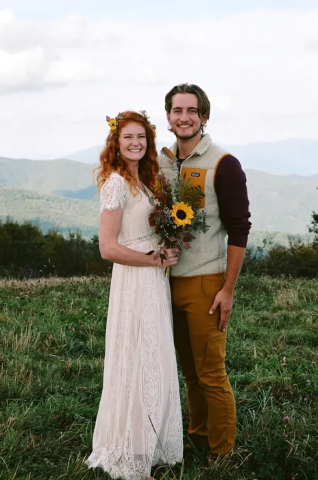 unos novios en una boda en el campo llevan ropa sencilla y casual