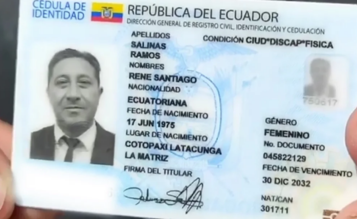 una identificación oficial de la República de Ecuador de un hombre que realizó un cambio a género femenino