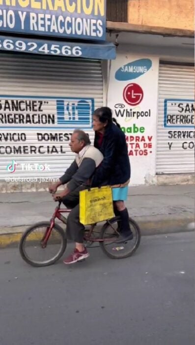 pareja de abuelitos a bordo de una bicicleta paseando por una de las calles de ciudad neza en el Estado de México 