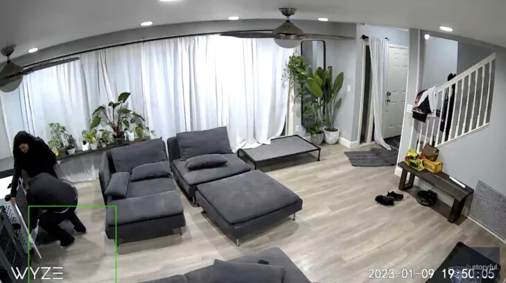 imagen que muestra la sala de una casa tomada desde una cámara de vigilancia 