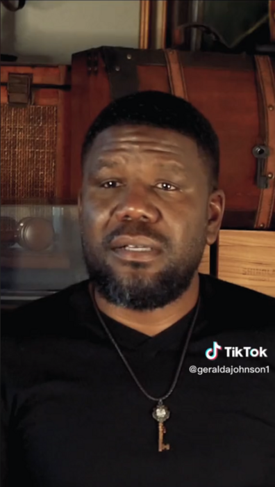 captura de pantalla de TikTok donde aparece un hombre afroamericano con playera negra