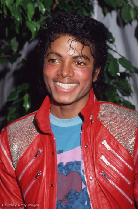 Fotografía del famoso cantante Michael Jackson vistiendo una chamarra de piel en color rojo 