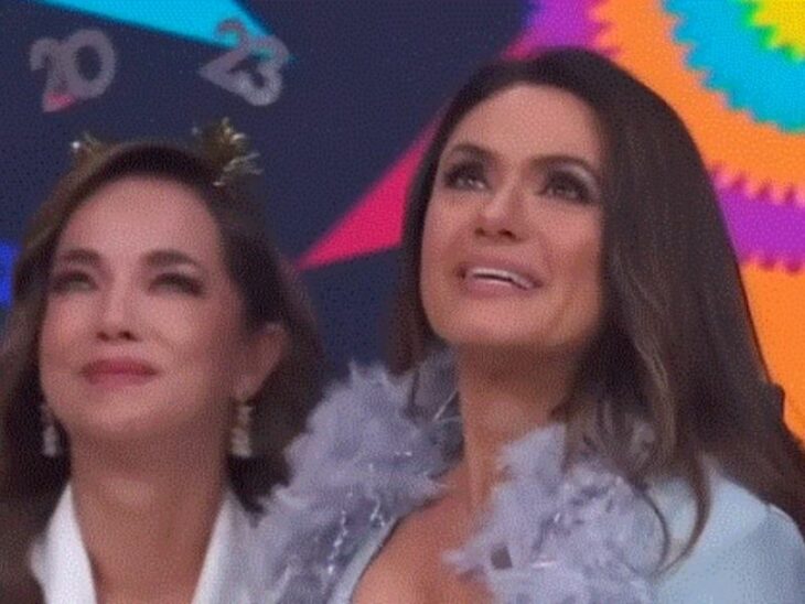 Imagen de Penélope Menchaca junto a Adamari López en una dinámica de pegar a la piñata como actividad para despedir el 2022