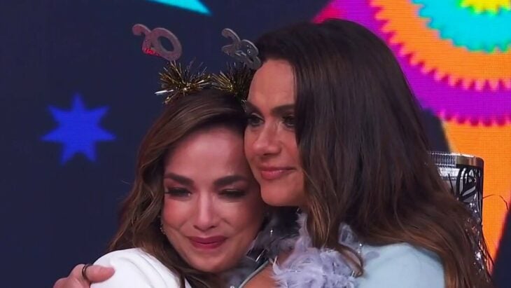 Adamari López junto a Penélope Menchaca abrazadas tras llorar en la dinámica de la piñata que rompieron para despedir el año 2022