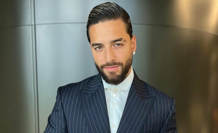 Photograph of the singer Maluma wearing a gala dress 