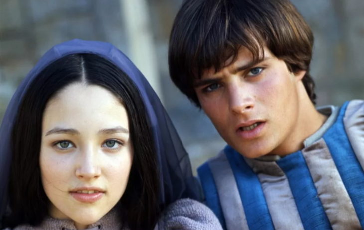 escena de la película Romeo y Julieta donde aparecen los actores Leonard Whiting y Olivia Hussey personificando sus papeles protagónicos llevan vestuario de época en colores neutros 