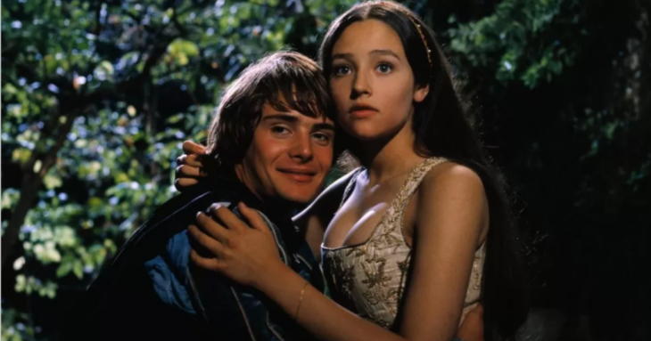 Leonard Whiting y Olivia Hussey en una imagen de la película Romeo y Julieta visten con ropa de época y están en un jardín