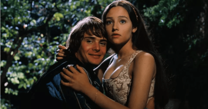 Leonard Whiting y Olivia Hussey en una imagen de la película Romeo y Julieta visten con ropa de época y están en un jardín