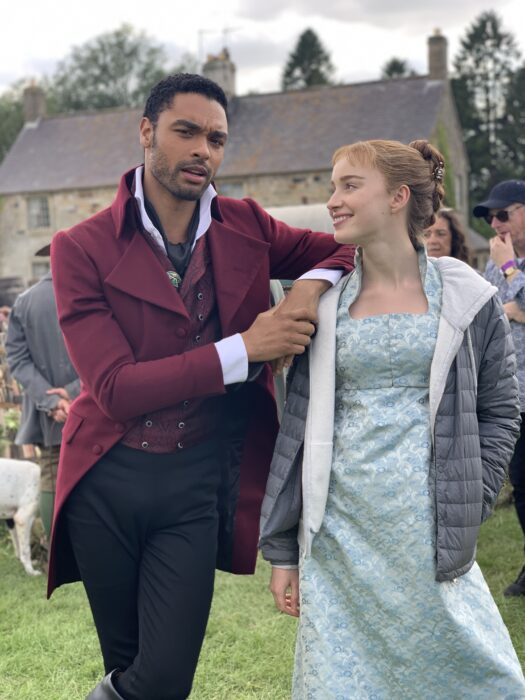 Fotografía del actor Regé-Jean Paul junto a la actriz Phoebe Dynevor en sus personajes de la primer temporada de la serie Bridgerton 