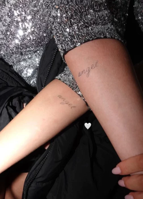Selena Gomez y Nicola Peltz las nuevas amigas muestran un tatuaje en antebrazo con la palabra angel en letra cursiva y color negro