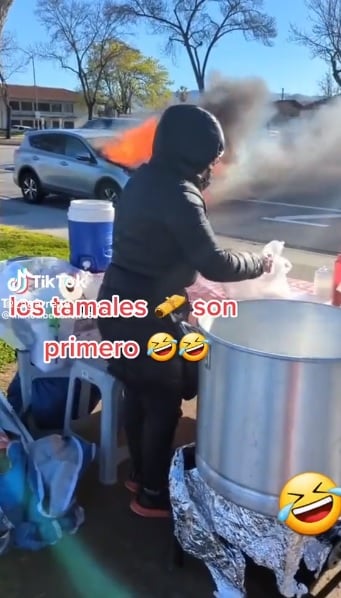 Mujer vende tamales y carro se incendia al frente