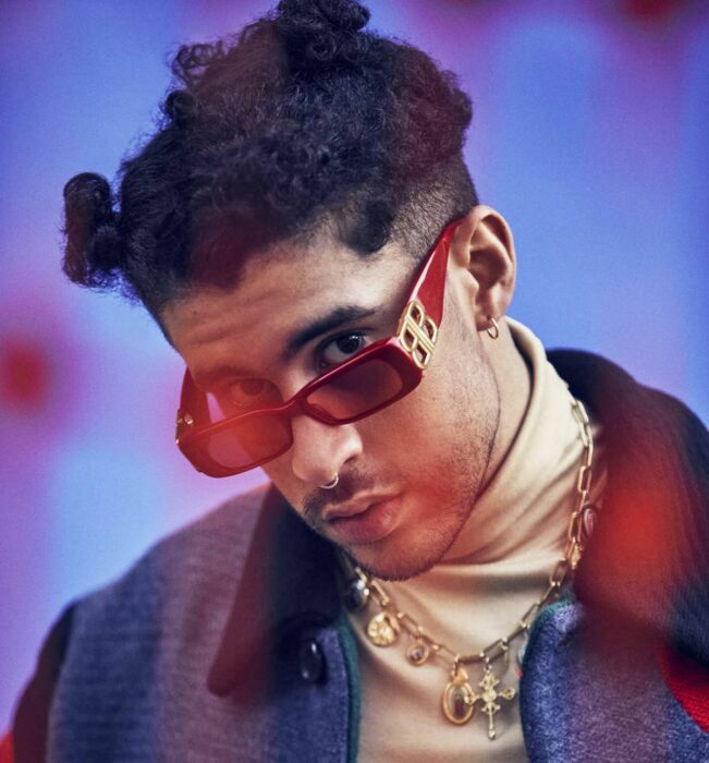 Bad Bunny con chongos y cabello chino