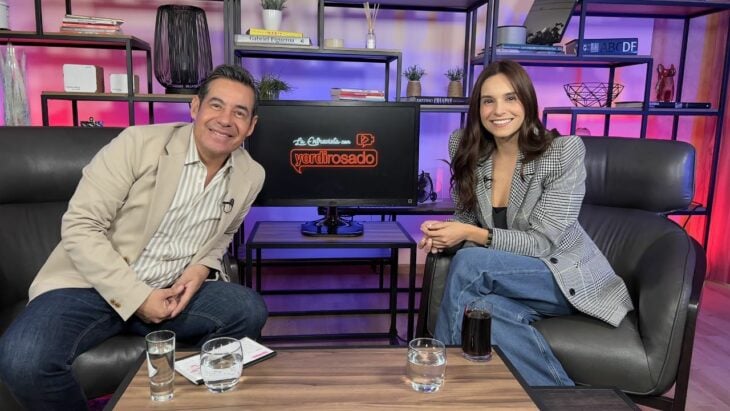 Yordi Rosado junto a Tania Rincón sentados en una sala durante la entrevista para el programa de YouTube de la entrevista 