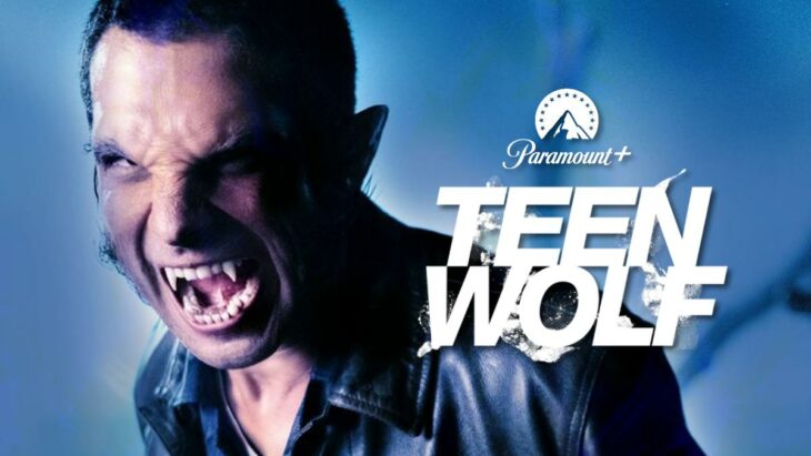 Flyer de la nueva película de Teen Wolf en Paramount+ que muestra a un hombre lobo a punto de atacar 