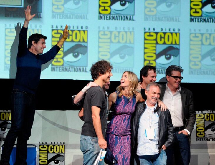 Tom Cruise sneaks into a photo at Comic Con