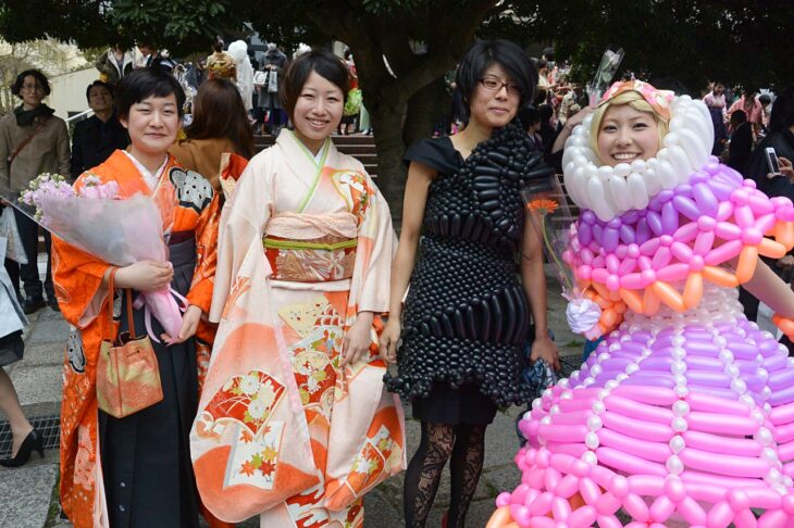 Trajes con globos en evento de graduación en Kioto