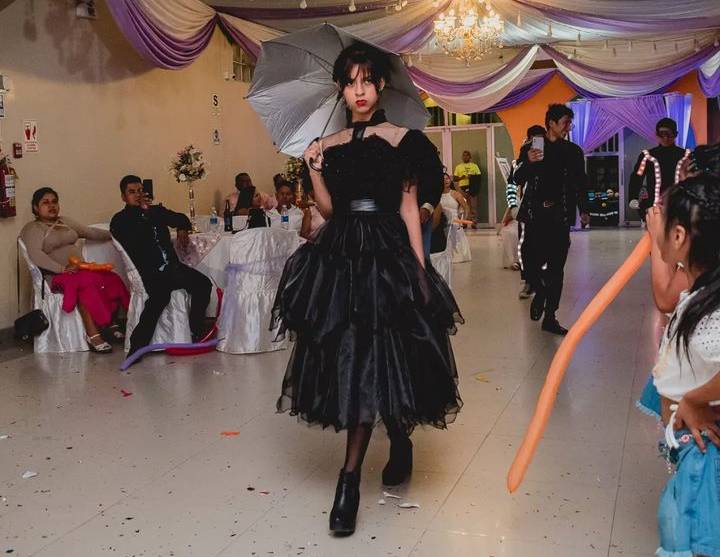 Valery Vela quinceañera con temática de Merlina Addams