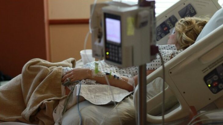 Mujer en estado vegetativo en una cama de hospital