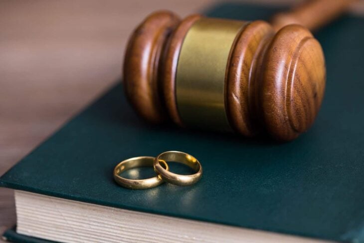 Mazo de juez. constitución y anillos de matrimonio 
