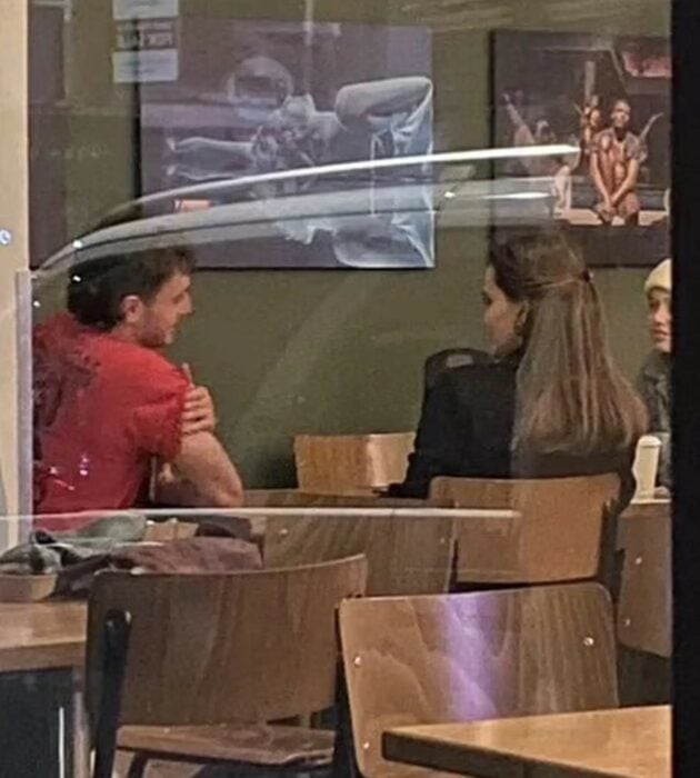 Angelina Jolie, Paul Mescal y Shiloh Jolie-Pitt conversando en un café en Londres 