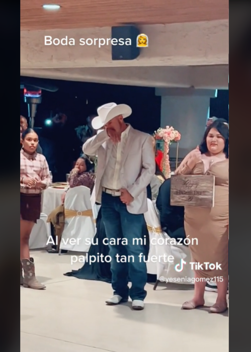 Hombre vestido vaquero en boda sorpresa