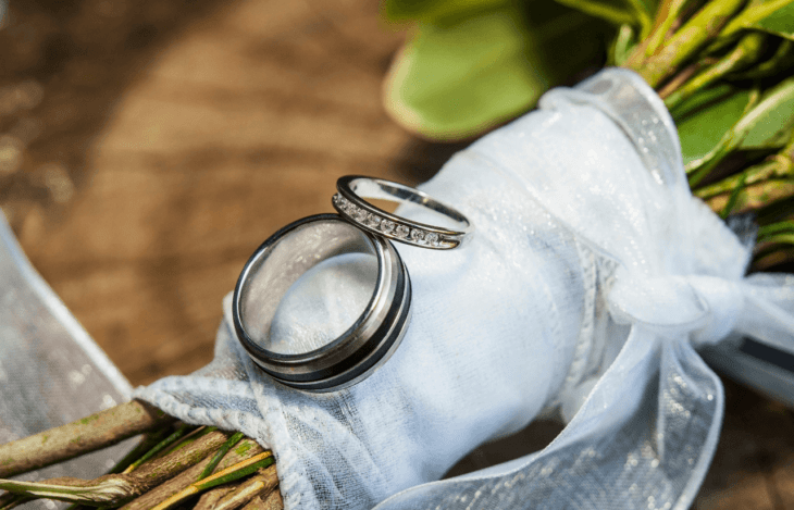 anillos de boda en un ramo