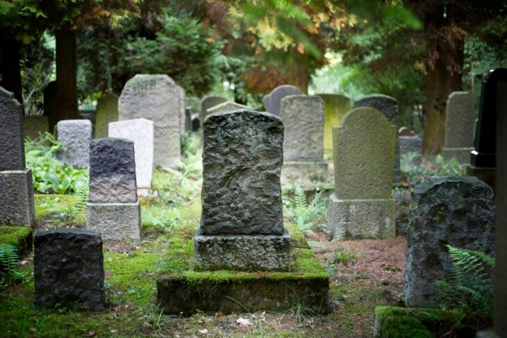 Tumbas antiguas en cementerio