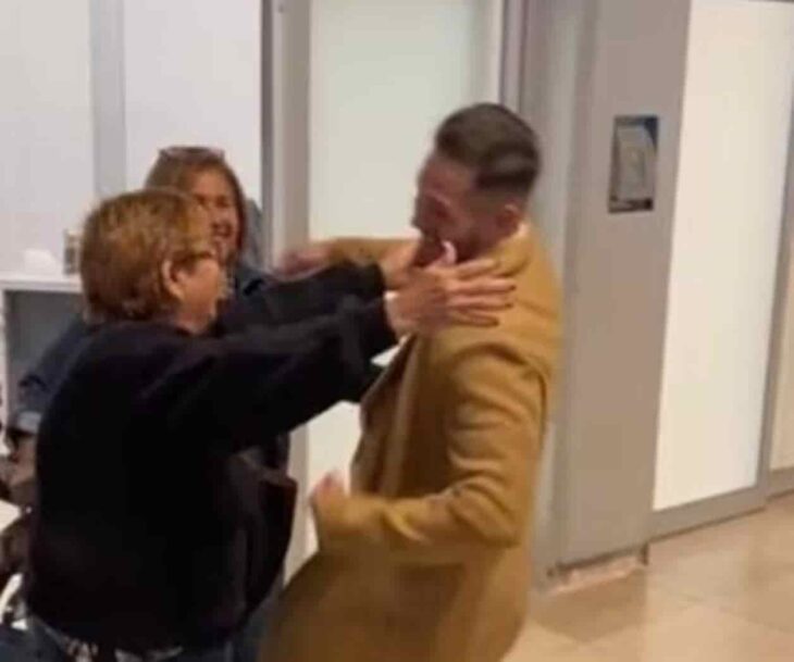 señora confundiendo a su hijo en el aeropuerto 