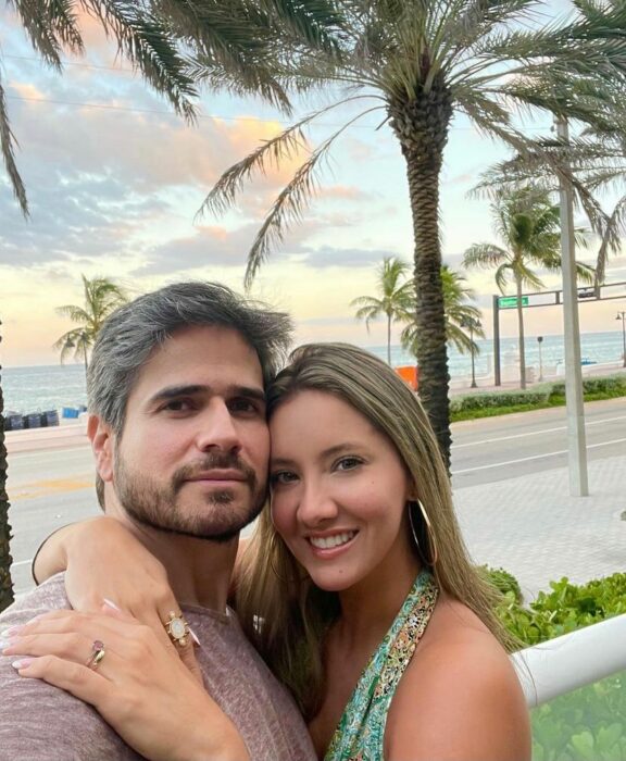 Daniel Arenas junto a su novia Daniela Álvarez en la playa