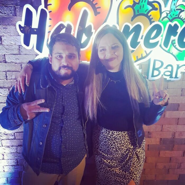 David acosta con una chica en un bar