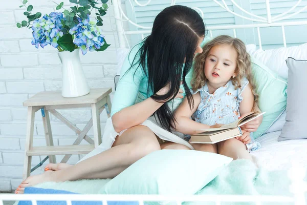 Madre e hija leyendo
