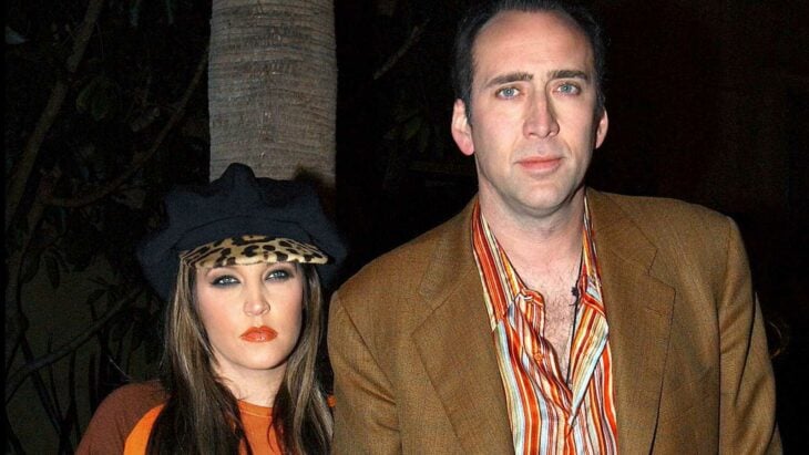 Lisa Marie Presley junto a Nicolas Cage en una imagen cuando eran esposos ambos llevan ropa casual