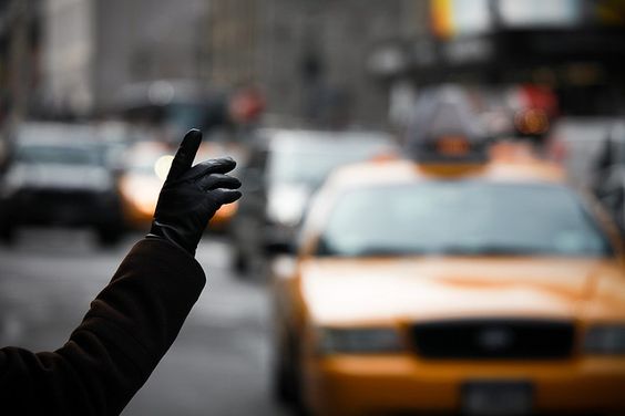 chica tomando un taxi en la calle