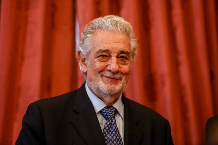 Plácido Domingo sonriendo afuera del telón