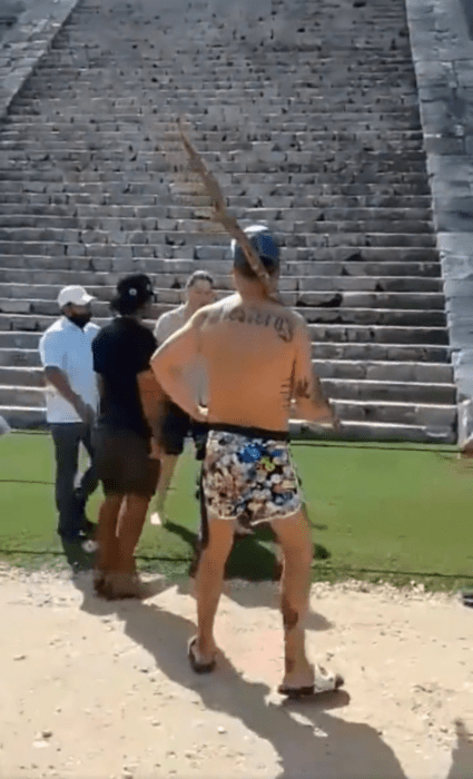 Hombre de espaldas con un short y un palo de espaldas en chichen itzá