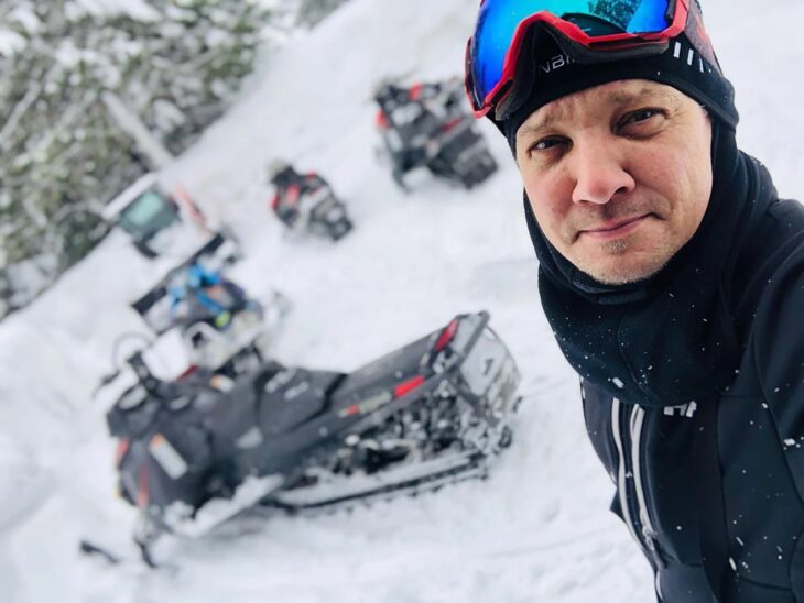 Jeremy Renner tomándose una selfi en su rancho en Nevada