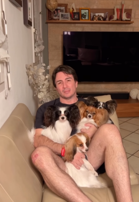 Joao Paulo con sus perros en un sillón