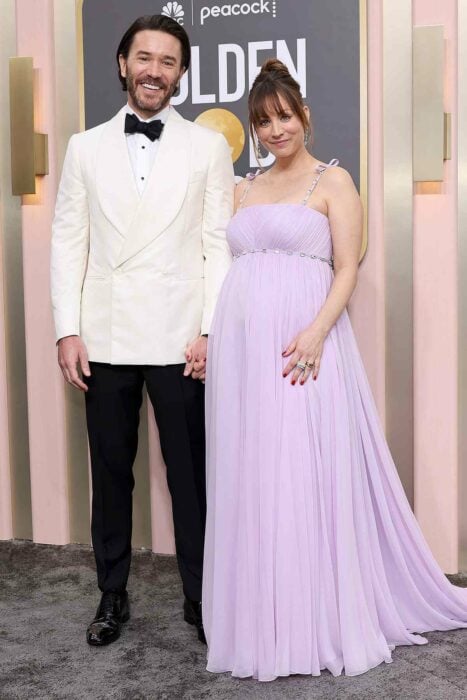 Kaley Cuoco embarazada con vestido lila en los golden globes 2023 con su esposo