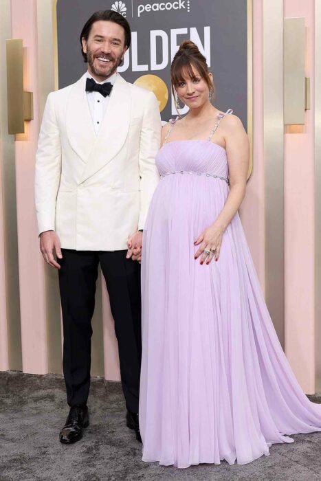 Kaley Cuoco embarazada con vestido lila en los golden globes 2023 con su esposo