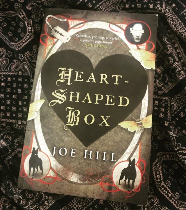 libro caja en forma de corazon 