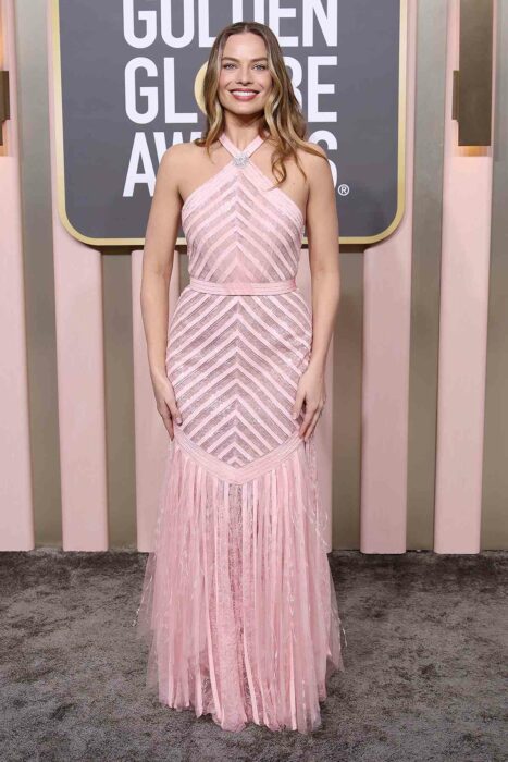 Margot Robbie con vestido rosa en los golden globes 2023